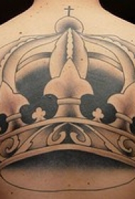 背部皇冠和百合花纹章纹身图案