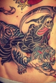 腹部亚洲风格的老虎和死神纹身图案
