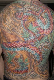 满背彩色的蛇和狮子莲花纹身图案