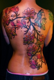 背部艺妓与迷人绽放的花朵纹身图案