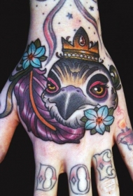 手背彩色羽毛小鸟头像和皇冠纹身图案
