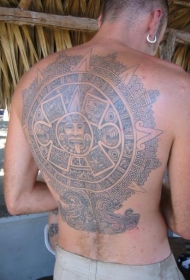 背部大型阿兹特克石像纹身图案