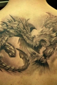 背部伟大的战斗巨鹰和龙纹身图案