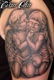 大臂两个小天使纹身图案