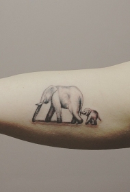 很酷的写实大象家族大臂纹身图案