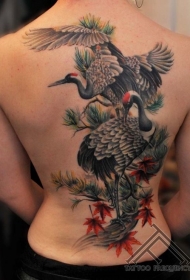 背部风景如画与美丽的仙鹤纹身图案