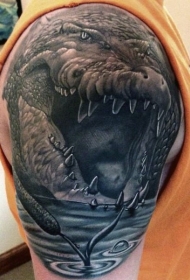 手臂巨大的可怕鳄鱼和水滴纹身图案