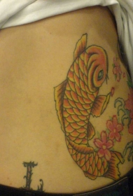 背部好看的黄色鲤鱼和花朵纹身图案