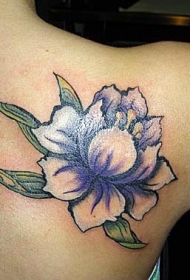 背部白色和紫色美丽的花朵纹身图案