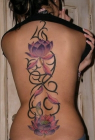 背部紫色的莲花与黑色藤蔓纹身图案