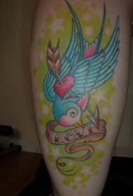 小腿蓝色的燕子和心形字母箭纹身图案