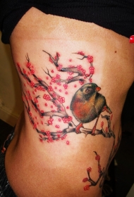 腰部小鸟和樱花纹身图案