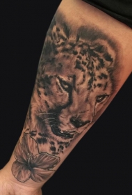 很酷的灰色猎豹和花卉手臂纹身图案