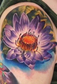 大臂美丽的紫色莲花纹身图案