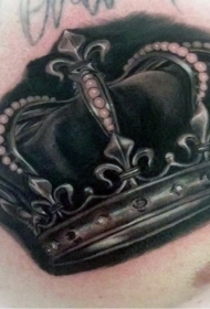 胸部惊人的美丽皇冠纹身图案