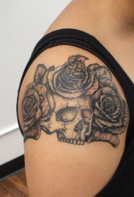 手臂骷髅与花朵手榴弹组合黑灰纹身图案