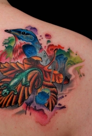 背部彩色的小鸟与蜥蜴和树叶纹身图案