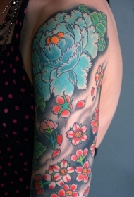 手臂蓝色的牡丹花和粉色樱花纹身图案