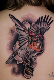 背部幻想风格的彩色鸟与珠宝纹身图案