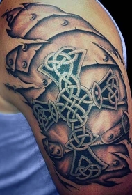 大臂凯尔特风格十字架与中世纪盔甲纹身图案