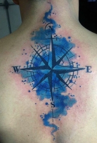 背部蓝色的航海指南针纹身图案
