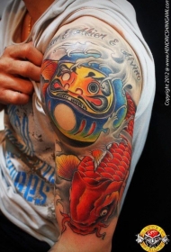手臂色彩鲜艳的鲤鱼和达摩纹身图案