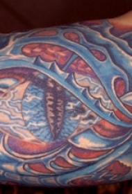 大臂彩色的机械海鲨纹身图案