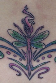 腰部苗条的蜻蜓精灵与藤蔓纹身图案