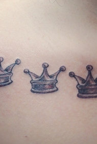 三个小漂亮的皇冠背部纹身图案