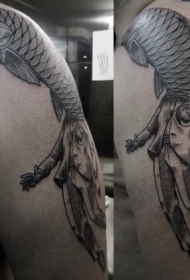 肩部黑色超现实主义风格鲤鱼头和人体纹身图案