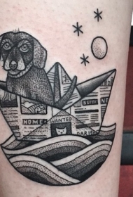 小臂黑色有趣的点刺狗和纸船纹身图案