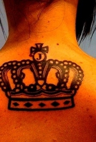 优雅女性背部皇冠纹身图案