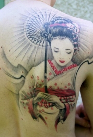 背部优雅的艺伎与伞纹身图案