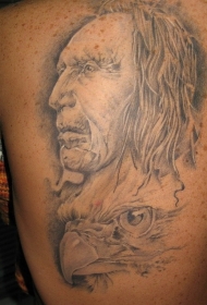 背部男性头像和鹰头纹身图案