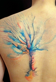 背部可爱的水彩画风格大树纹身图案