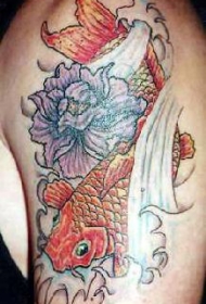 手臂彩色的花朵和锦鲤鱼纹身图案
