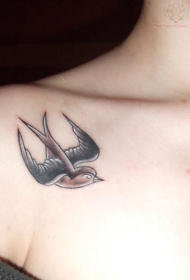 小燕子黑灰锁骨纹身图案