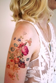 手臂写实逼真的美丽花朵纹身图案
