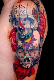 美丽的彩色骷髅与红玫瑰纹身图案
