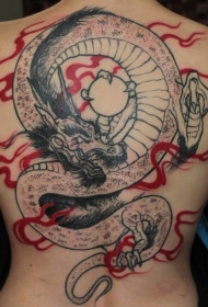 背部亚洲风格黑色龙与红色火焰纹身图案