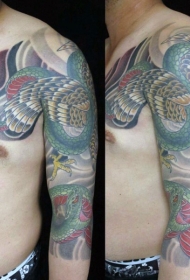 半甲华丽的亚洲风格彩色鹰战斗蛇纹身图案