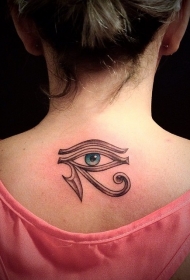 背部神秘的古埃及荷鲁斯之眼纹身图案