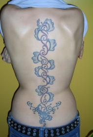 女生背部脊椎骨美丽的藤蔓纹身图案