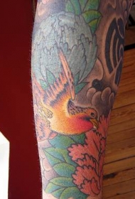 手臂彩色小鸟花蕊纹身图案