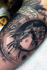手臂华丽逼真的黑白旧机械时钟纹身图案