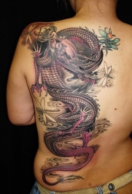 背部紫色的龙和蜻蜓纹身图案
