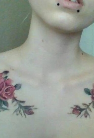 女生肩部美丽的粉红色玫瑰纹身图案