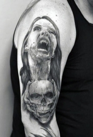 手臂非常可怕的血腥吸血鬼与骷髅纹身图案