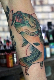 手臂简单设计的青色大鱼纹身图案