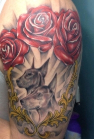 大臂灰色的杜宾犬夫妇与红玫瑰纹身图案
